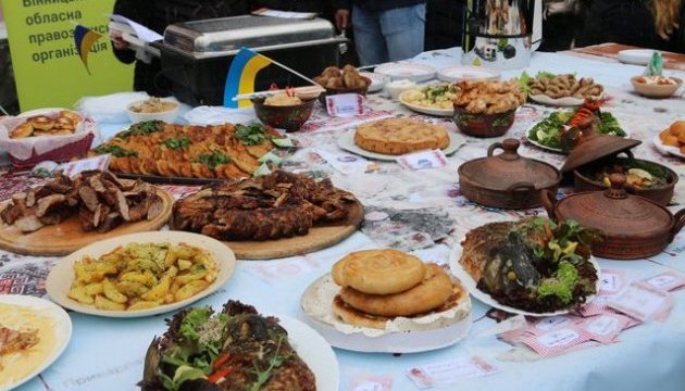 У Вінниці молодь пригощала традиційними стравами з “карти-вишиванки”