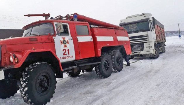 У Києві та на Миколаївщині через негоду знову обмежили рух вантажівок