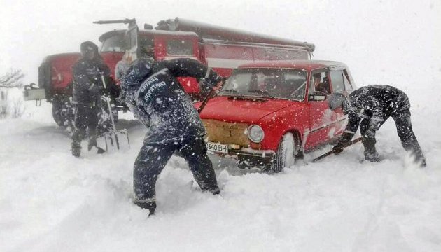 За добу рятувальники Дніпропетровщини витягли із снігових заметів більше 200 автомобілів 