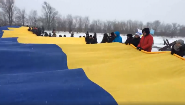 Біля КПВВ з окупованим Кримом розгорнули 60-метровий прапор України