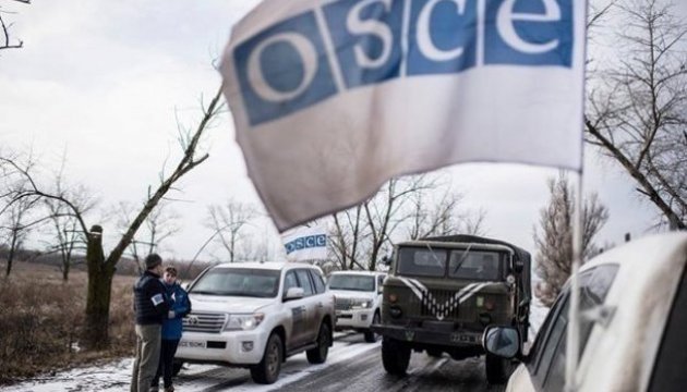 L'OSCE a confirmé la mort d'un civil à la suite d'une attaque contre un bus dans la zone grise