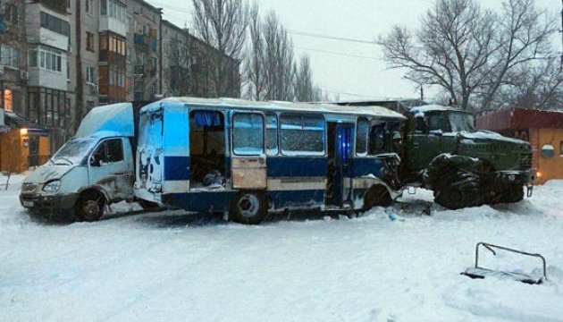 На Донеччині в автобус з шахтарями вʼїхав військовий КРАЗ