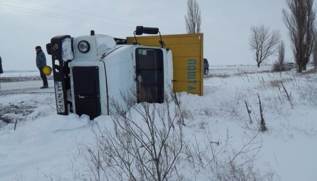 На Херсонщині на засніженій дорозі перекинулась вантажівка Укрпошти