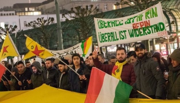 В аеропорту Ганновера зіткнулися прихильники і противники Ердогана В аеропорту Ганновера зіткнулися прихильники і противники Ердогана
