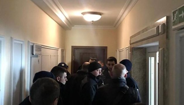 Співробітників Нацагентства з розшуку активів не пускають до квартири Клименка