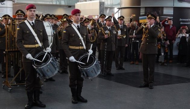 军乐团在鲍里斯波尔机场奏乐，庆祝顿涅茨克机场保卫战结束3周年