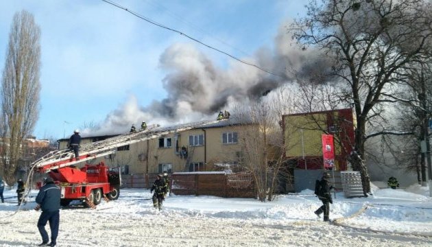 У Харкові горить швейний цех, евакуювали 70 осіб