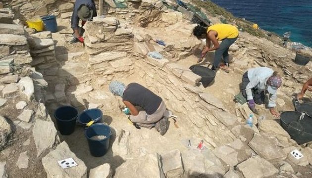 Археологи знайшли на грецькому острові-піраміді стародавні споруди