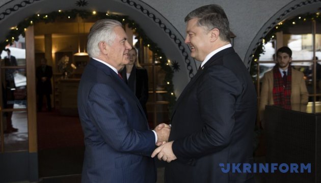 Poroshenko y Tillerson discutieron la cooperación bilateral en Davós