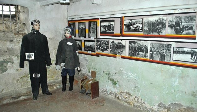 У пам'ять про Героїв Крут: 25 юнаків і дівчат провели добу в колишньому ізоляторі КДБ У пам'ять про Героїв Крут: 25 юнаків і дівчат провели добу в колишньому ізоляторі КДБ