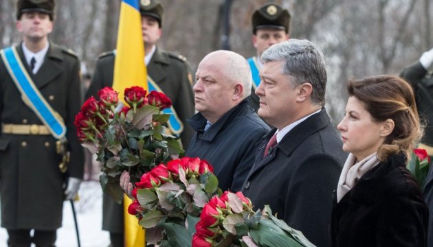 Poroshenko asiste a la celebración con motivo del 100º aniversario de la Batalla de Kruty (Vídeo)