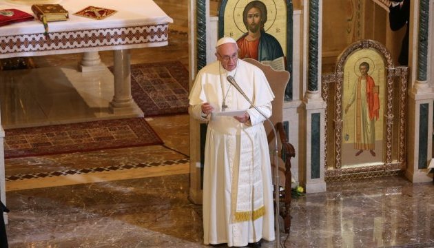 Україна просить Папу Римського допомогти домовитися з агресором про «зелені» коридори 