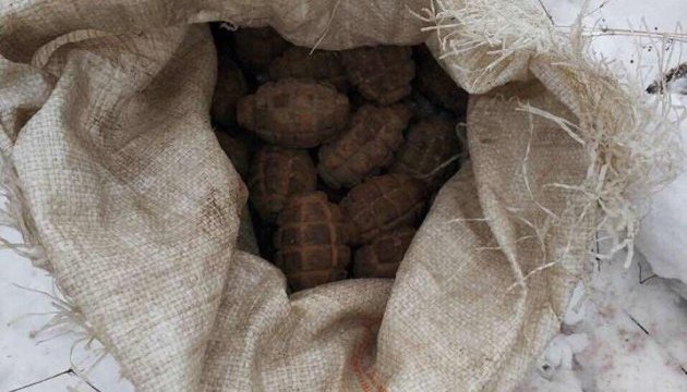 На Миколаївщині у лісосмузі знайшли мішок з гранатами