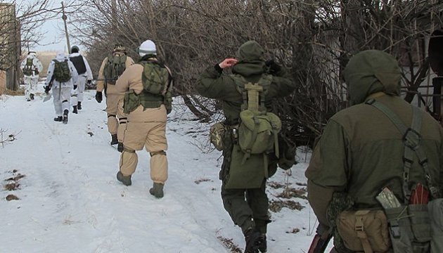 АТО: бойовики понад дві години стріляли біля Луганського з мінометів та БМП