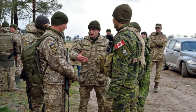 カナダ首相、ウクライナ軍人訓練ミッションの延長と増員を発表