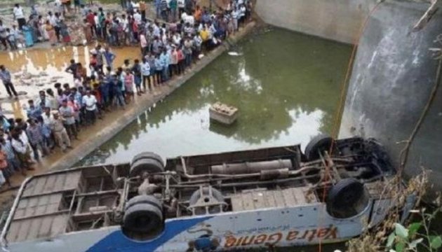 В Індії автобус впав у річку: щонайменше 36 загиблих