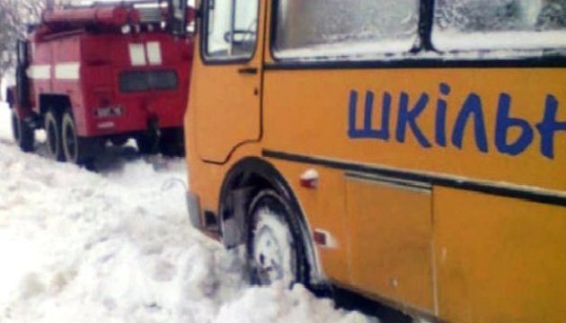 На Чернігівщині зі снігових заметів витягли шкільний автобус з дітьми