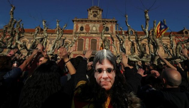 Прихильники Пучдемона прорвали кордон поліції біля парламенту Каталонії