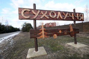 Как в бывших угодьях Януковича фурами лес “дерибанят”
