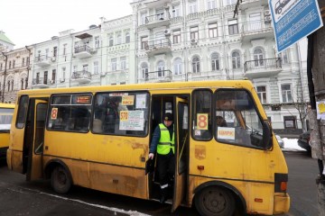 На зупинках проектуватимуть захисні стовпчики від наїзду транспорту