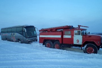 Рятувальники витягли зі снігового замету автобус із туристами