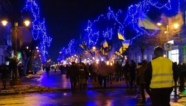 У Хмельницькому пройшла смолоскипна хода на честь пам’яті Героїв Крут