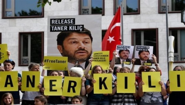 Турецький суд передумав і залишив за гратами керівника філії Amnesty