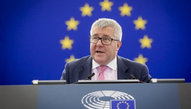 Віце-президента Європарламенту звільнили з посади за 