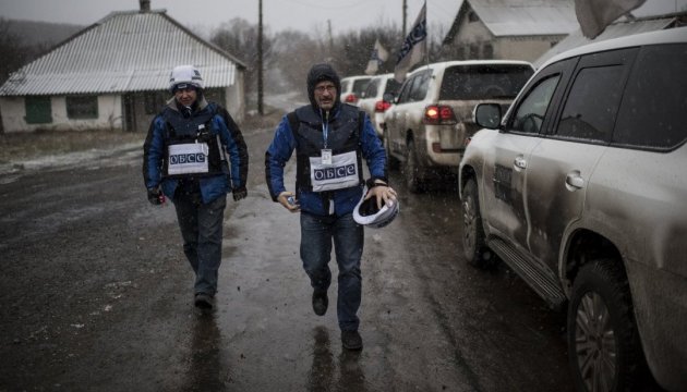 SMM sees members of armed formations with 'JCCC' armbands in Zolote, Stanytsia Luhanska