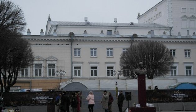 На площі Небесної Сотні у Вінниці встановили нове погруддя Шевченка