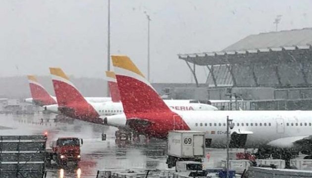 Через снігопади в Іспанії перекриті деякі траси, затримуються авіарейси