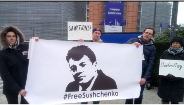 Activistas bielorrusos realizan una manifestación en apoyo a Súchchenko en Bruselas