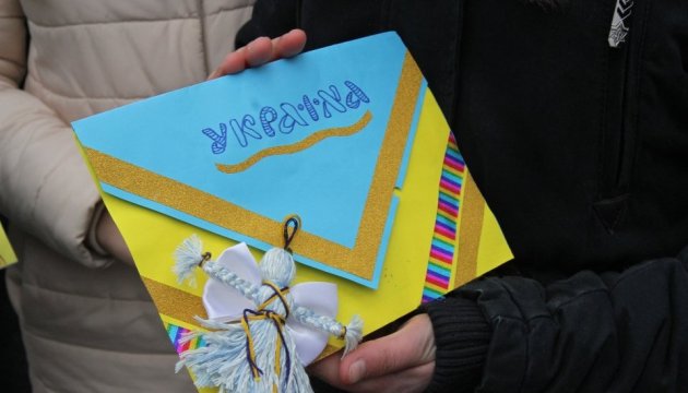 Les enfants de Dnipro rédigent des lettres pour les militaires ukrainiens (photos)