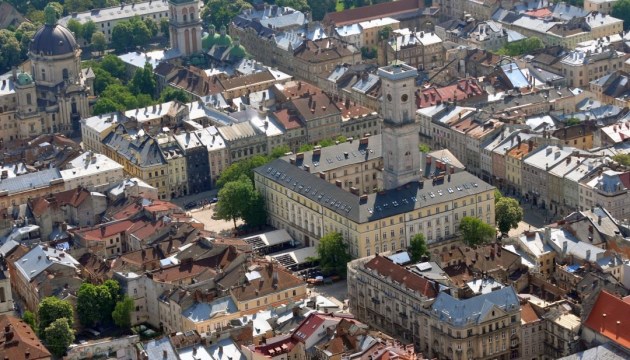 У Львові німецькі каменярі відновлюють ренесансну кам`яницю