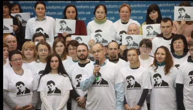 Ukrinform-Mitarbeiter gratulieren Roman Suschtschenko zum Geburtstag