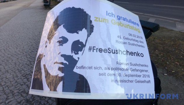 Біля посольства РФ у Берліні активіст влаштував пікет до дня народження Сущенка