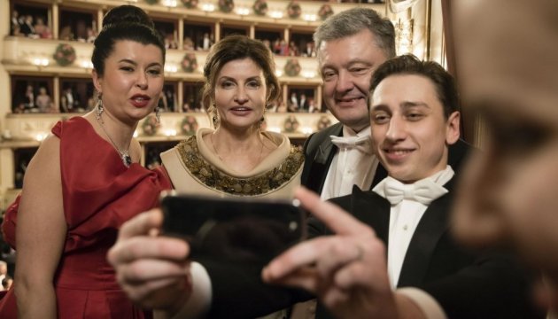Presidente ucraniano y su esposa asisten al Baile de la Ópera (Fotos)