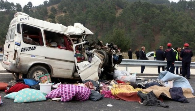 У Туреччині мікроавтобус врізався у вантажівку: 9 загиблих, 4 поранених