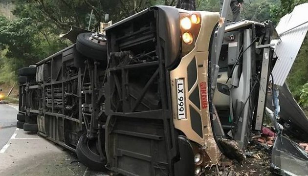 В Гонконге перевернулся двухэтажный автобус, 19 погибших В Гонконге перевернулся двухэтажный автобус, 19 погибших