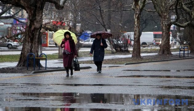 В Україні у вівторок очікуються невеликі дощі, на півдні – до +14°