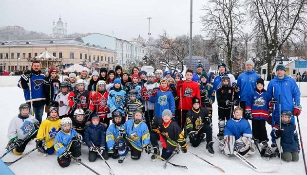 Легенди українського хокею провели майстер-клас у центрі Києва
