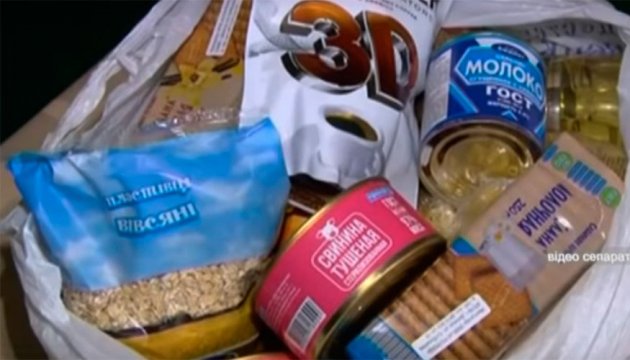 Окупанти на Донбасі видають зарплату харчами