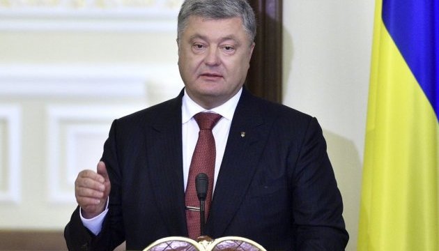 Poroshenko invites Macron to visit Ukraine