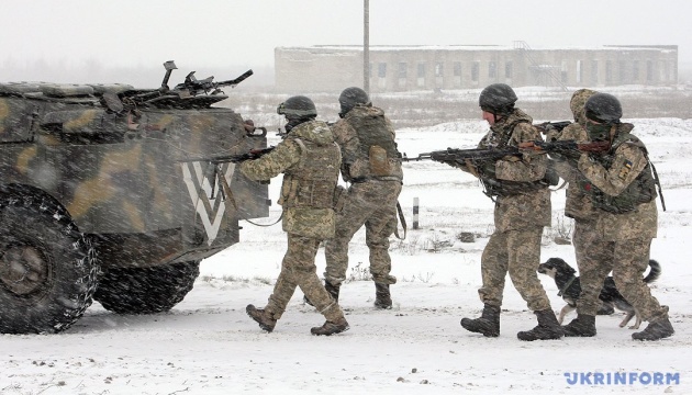 Ostukraine: Armeestellungen bei Switlodarsk unter vierstündigem Beschuss 