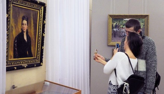 У Херсоні до Дня закоханих влаштували романтичну екскурсію художнім музеєм