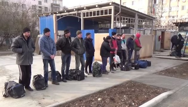 У Криму окупанти назвали нелегалами 23 українців та вивезли їх до Росії