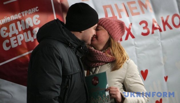 Шлюбна лихоманка в Україні: на Валентинів день одружилися майже 2400 пар
