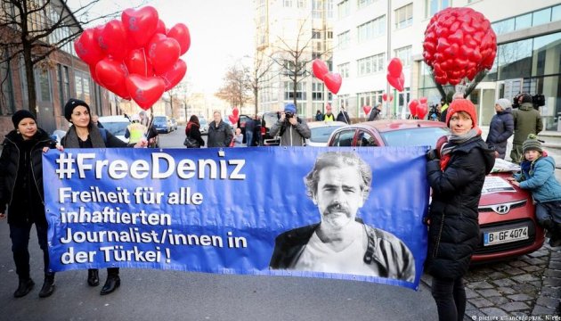 Туреччина звільнила з в'язниці німецького журналіста-