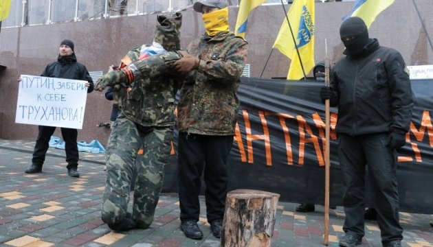Одесити спалили під консульством РФ опудало окупанта