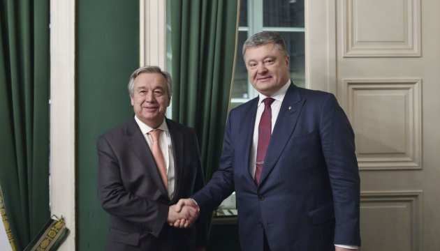 Poroshenko y el Secretario General de la ONU discuten el despliegue de una misión de paz en Donbás